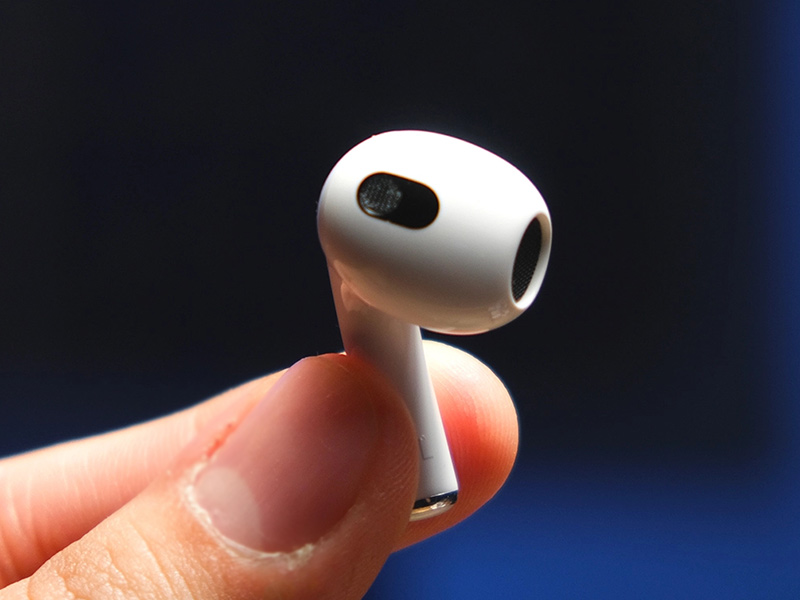 Apple AirPods (نسل دوم) در مقابل AirPods (نسل سوم): آیا آخرین نسل ایرپادها ارزش خرید نسبت به نسل های قبلی را دارد؟